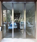 Puerta de acero inoxidable. Calle Poeta Cervera I Grifol nº4, Valencia